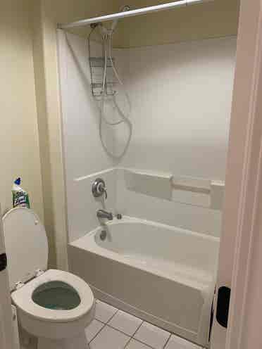 Large private room/full bathroom