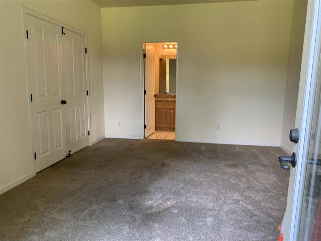 Large private room/full bathroom