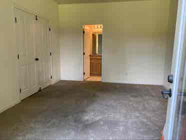 Large private room/full bathroom