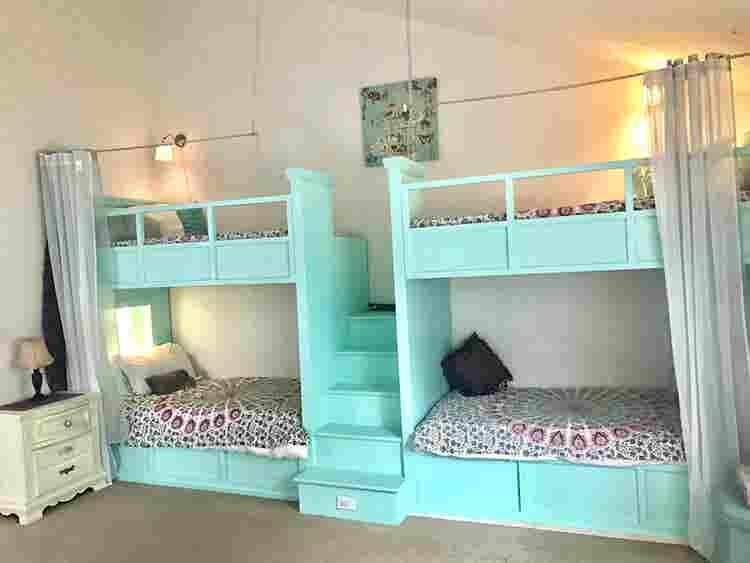 🏡 Shared Room in Poolside Retreat