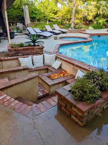 🏡 Shared Room in Poolside Retreat