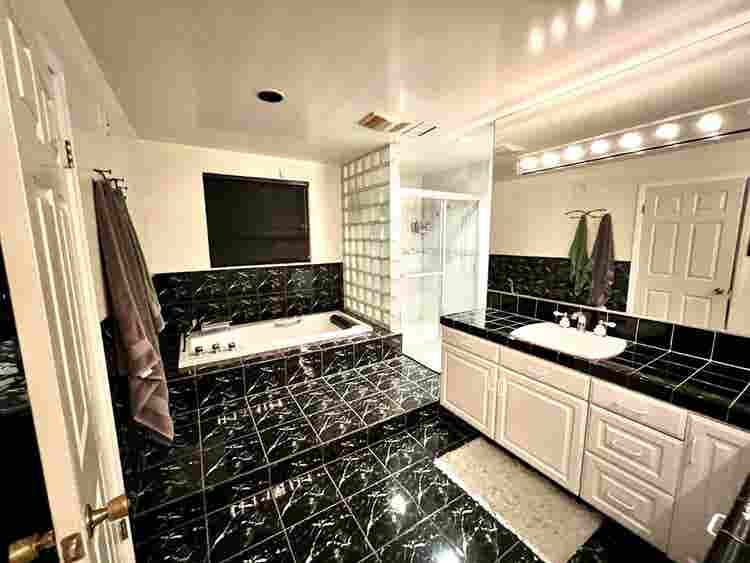 🏡 Shared Room in Poolside Retreat