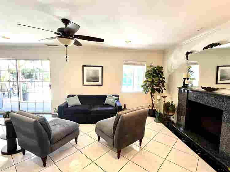 🏡 Shared Room in Poolside Retreat