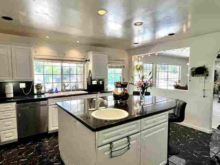 🏡 Shared Room in Poolside Retreat