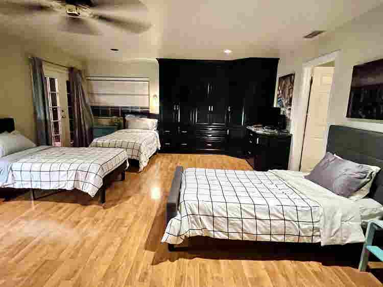 🏡 Shared Room in Poolside Retreat