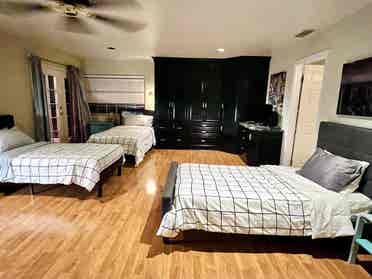 🏡 Shared Room in Poolside Retreat