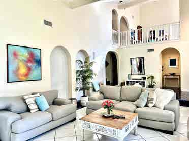 🏡 Shared Room in Poolside Retreat