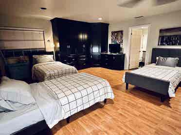 🏡 Shared Room in Poolside Retreat