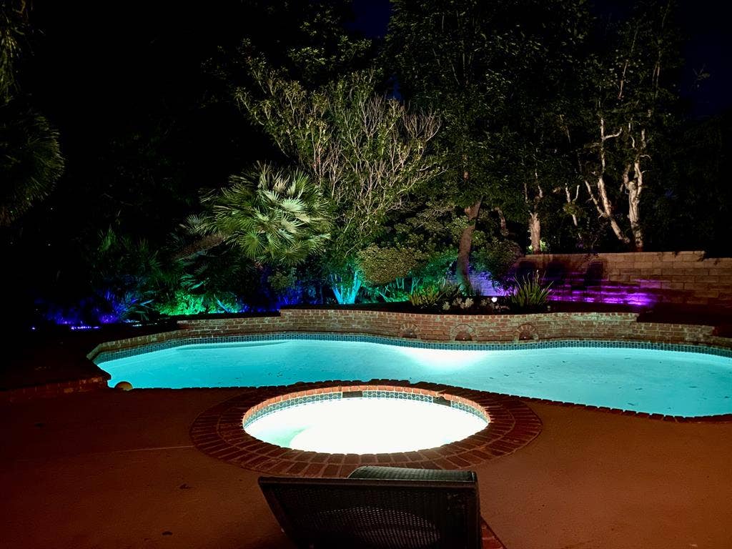 🏡 Shared Room in Poolside Retreat