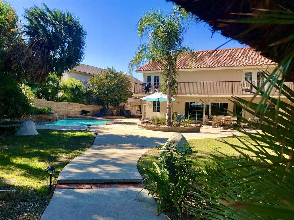 🏡 Shared Room in Poolside Retreat
