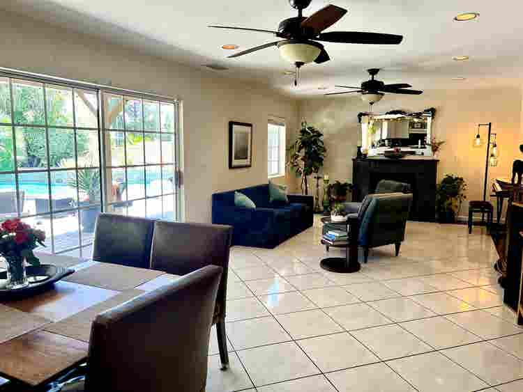 🏡 Shared Room in Poolside Retreat