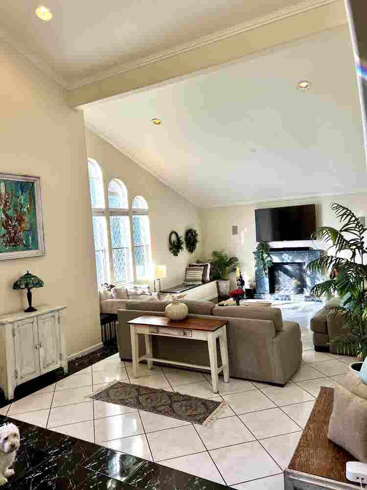 🏡 Shared Room in Poolside Retreat