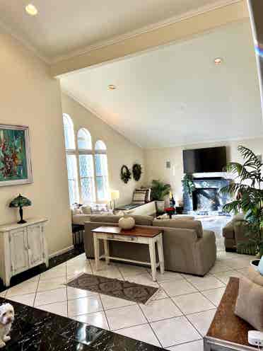 🏡 Shared Room in Poolside Retreat