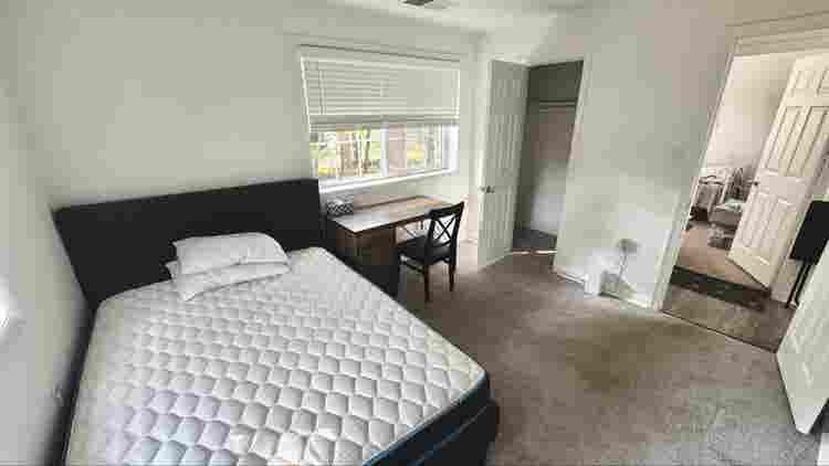 Looking for roommate