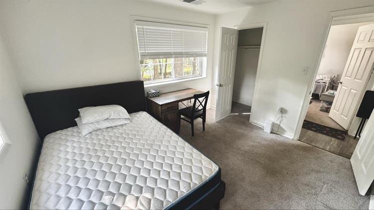 Looking for roommate