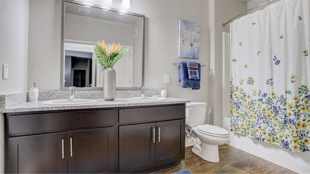 Bedroom with private bathroomm