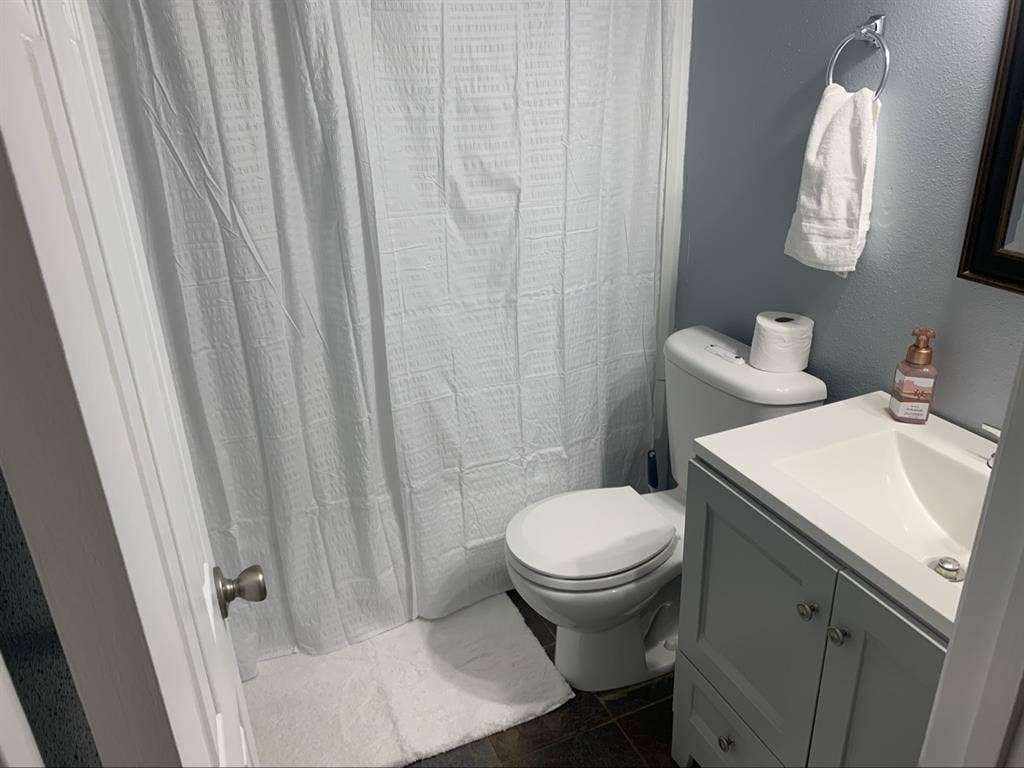 Looking for roommate
