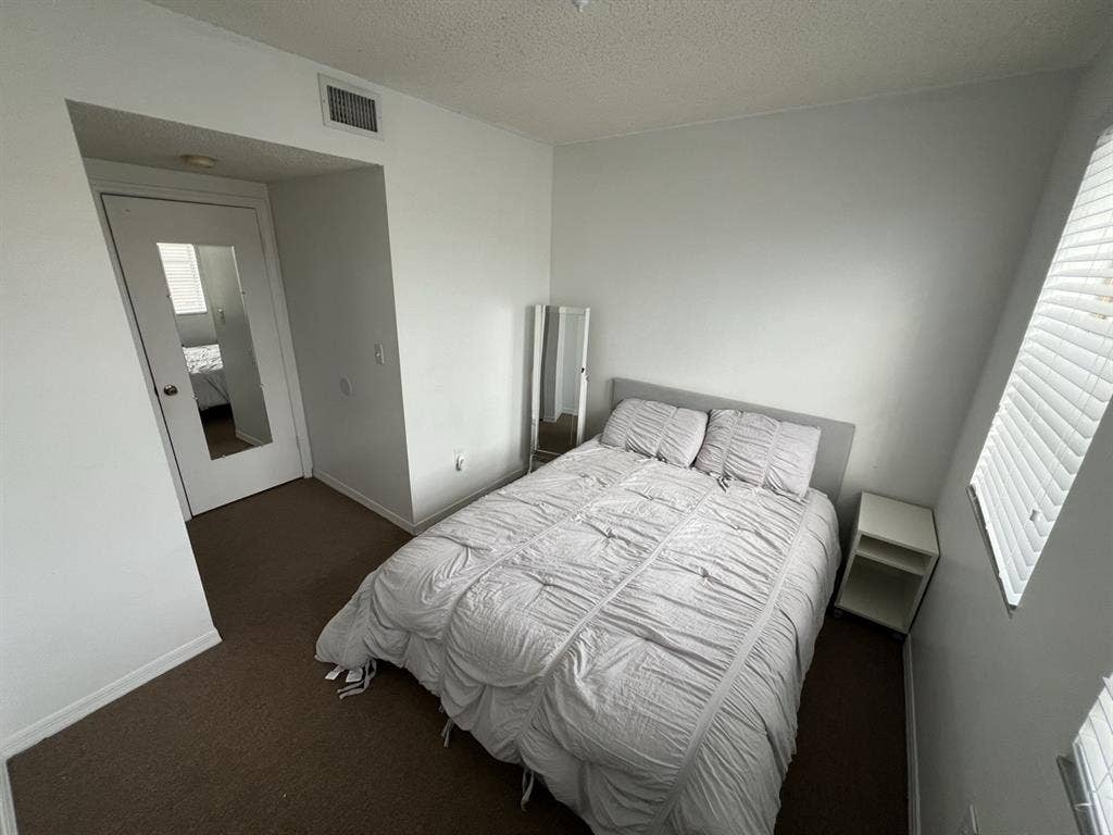 SE RENTA HABITACIÓN