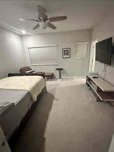 Master bedroom for rent