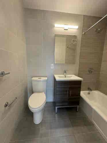 ✨Room with Private Bath in Midtown✨