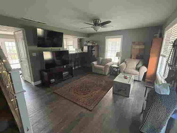 Needing housemates for school year