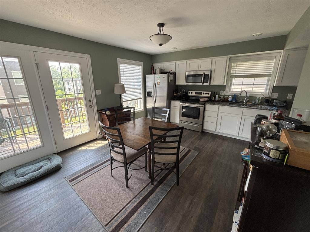 Needing housemates for school year