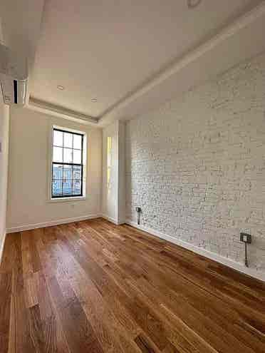 1 Bedroom Shared Bathroom Available