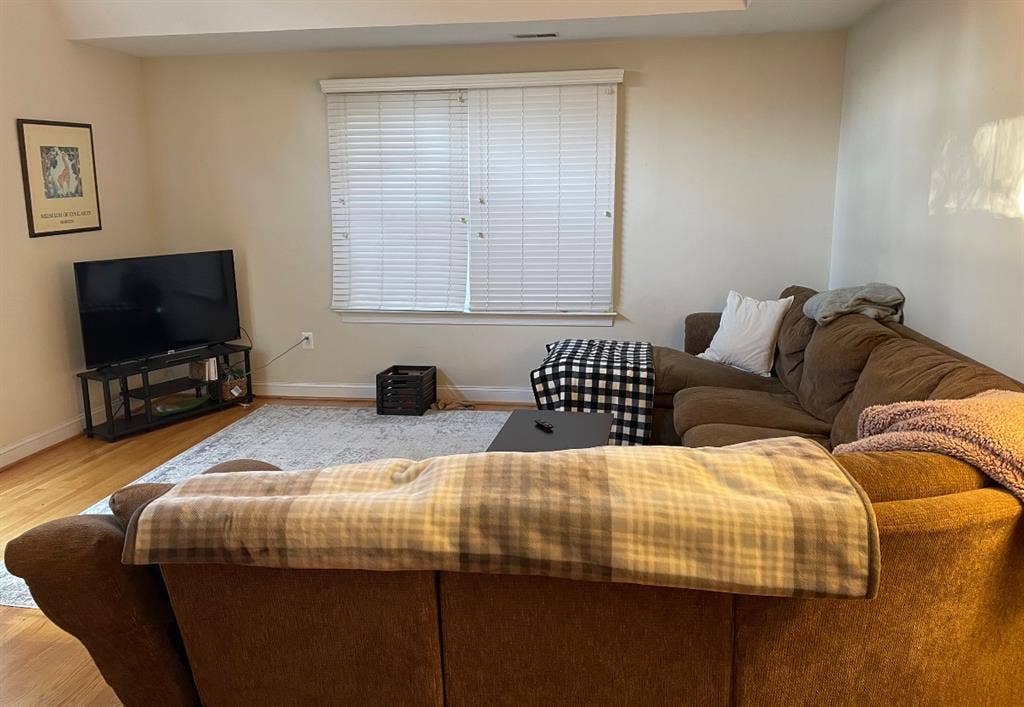 Looking for FEMALE roommate!