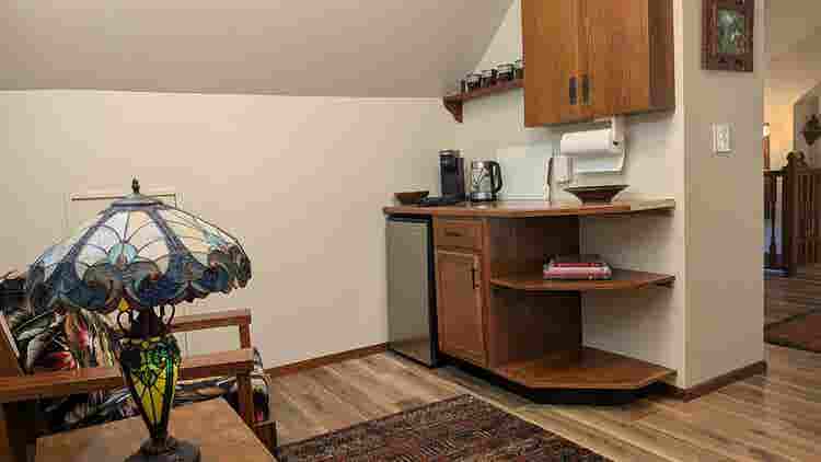 Furnished suite w private bath