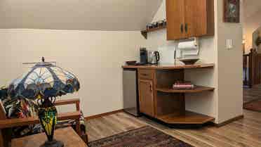 Furnished suite w private bath