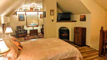Furnished suite w private bath