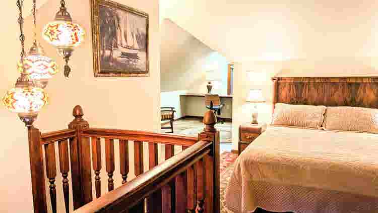 Furnished suite w private bath