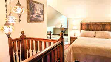 Furnished suite w private bath
