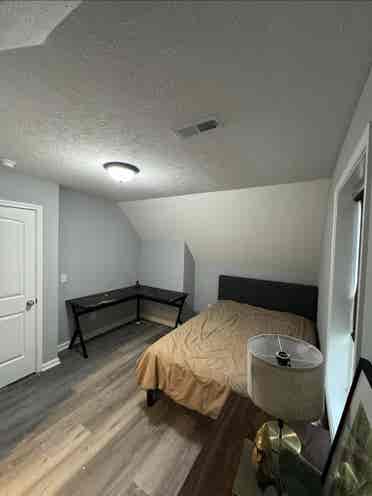1 private room / 1 private bathroom