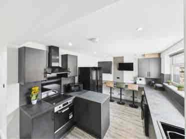 🏡 Refurbished 5 bed House Share