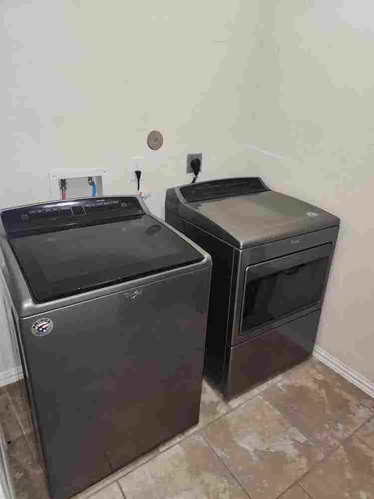 Rooms (Master w/ Private Bathroom)