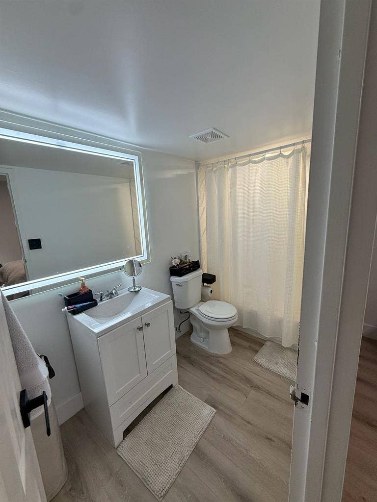 1 masterbedroom with bathroom