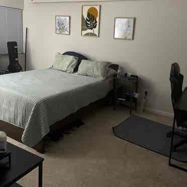 Looking for Roommate