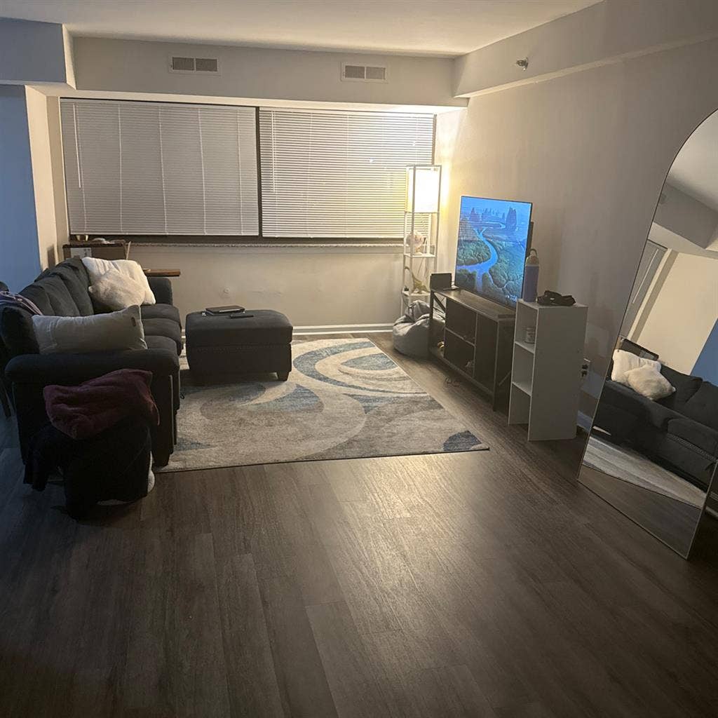 Looking for Roommate