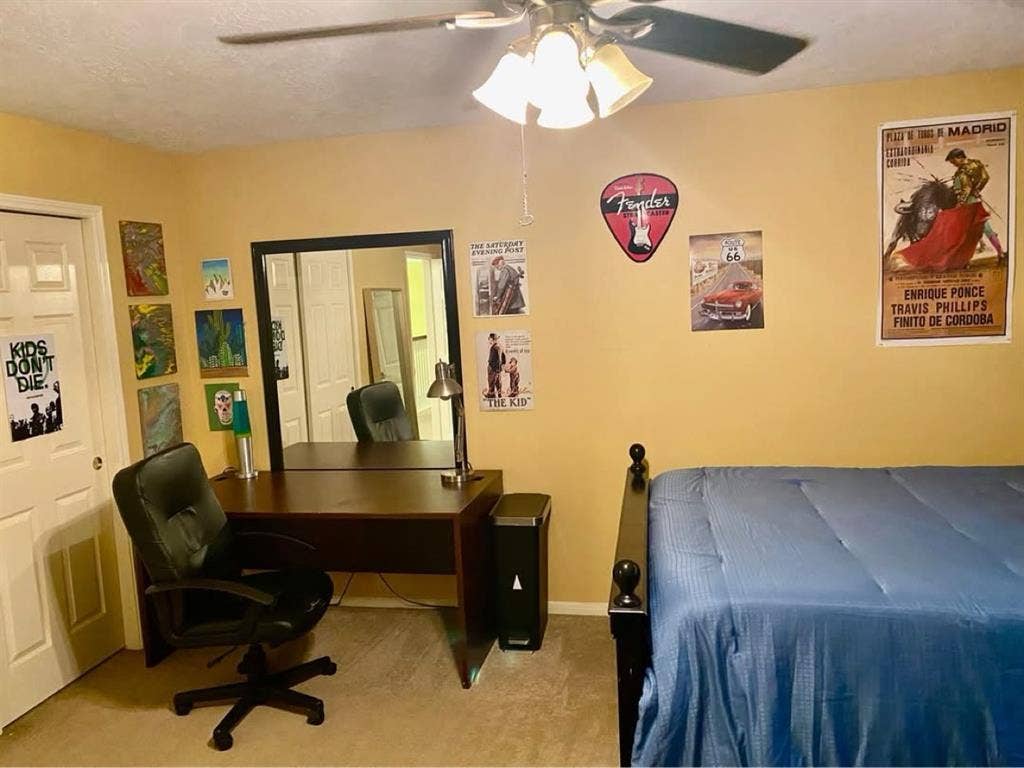 Large furnished private room