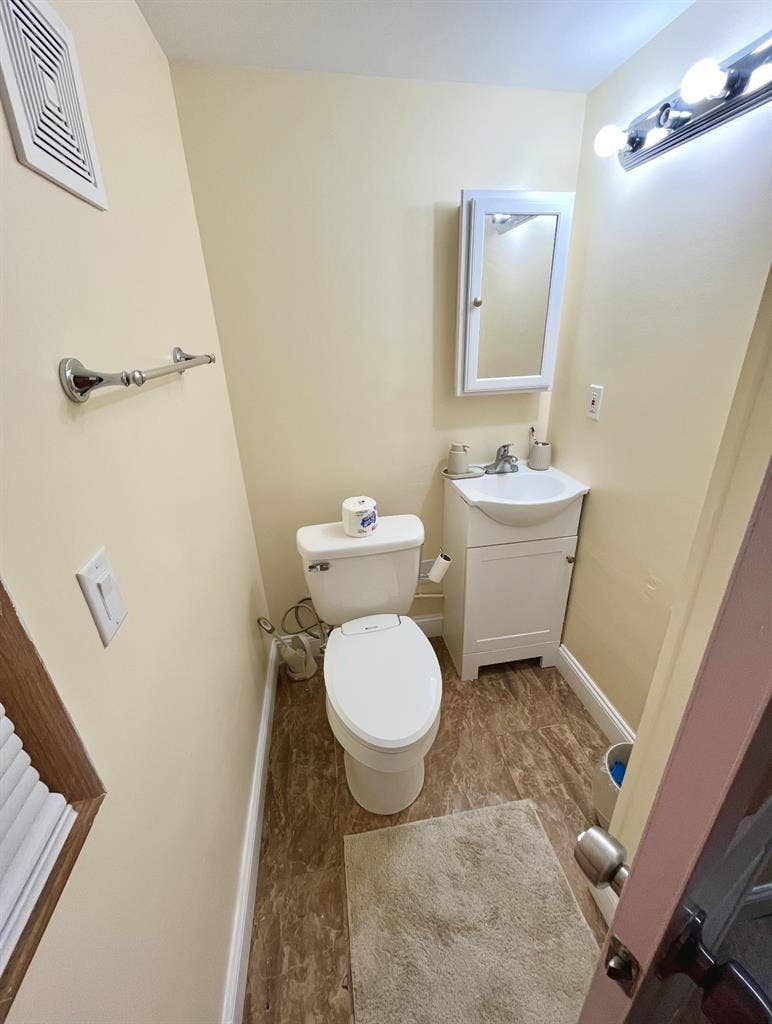 Studio w Private Bath in TownCenter