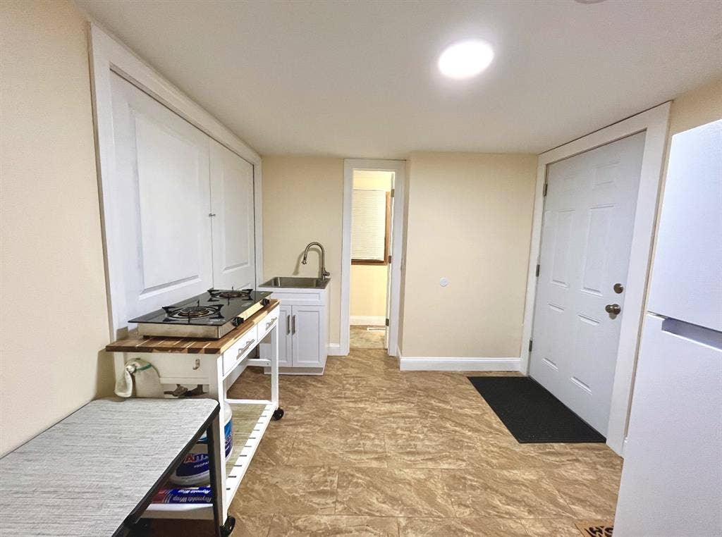 Studio w Private Bath in TownCenter