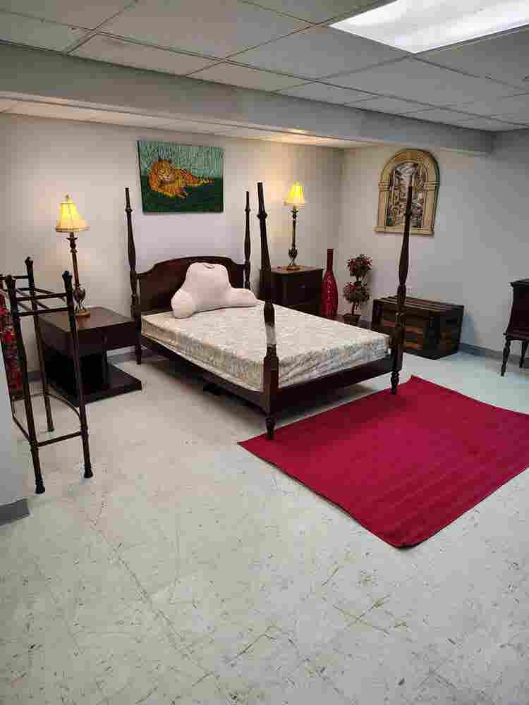 Large room in a family home & pool