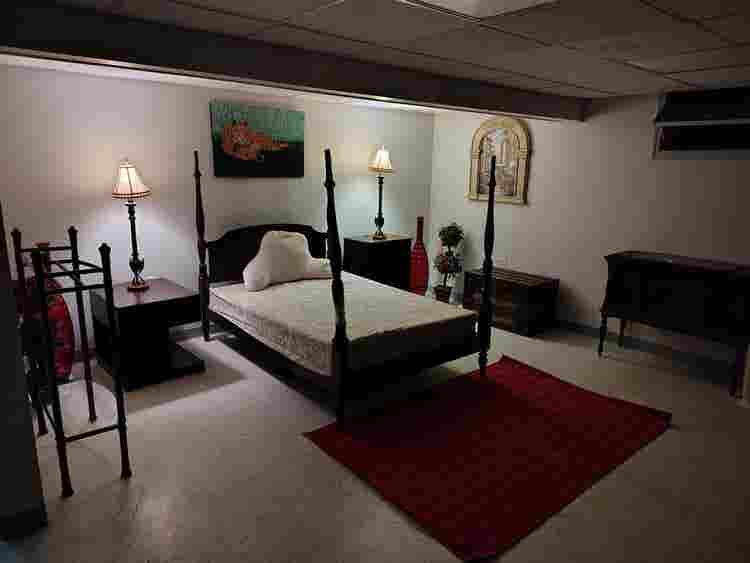 Large room in a family home & pool