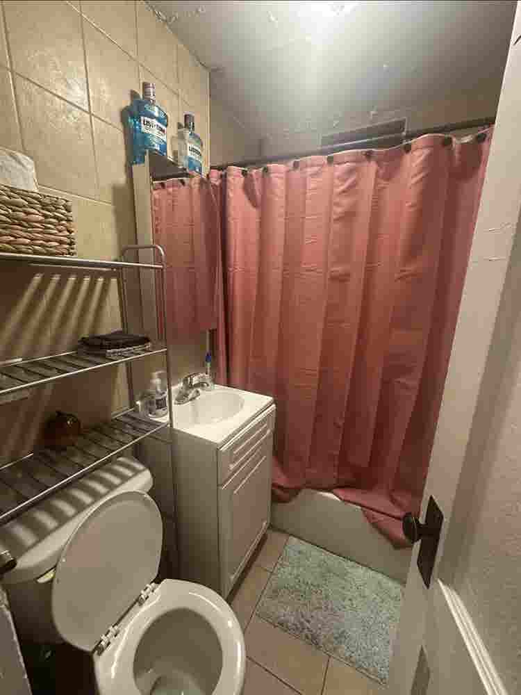 Astoria Female roommate only