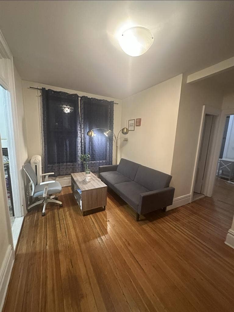 Astoria Female roommate only
