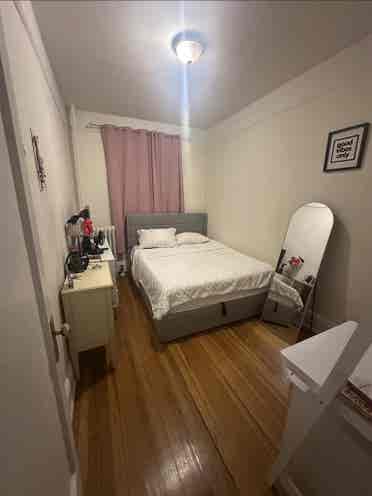 Astoria Female roommate only