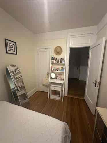 Astoria Female roommate only