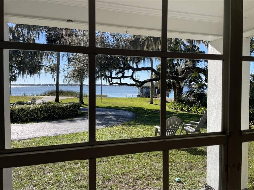 Lakefront Living!