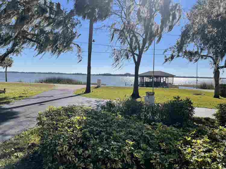 Lakefront Living!